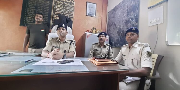 समस्तीपुर – डीएसपी के नेतृत्व में पुलिस ने मारपीट की घटना में मौत के मामले का खुलासा कर एक मुख्य आरोपी को किया गिरफ्तार