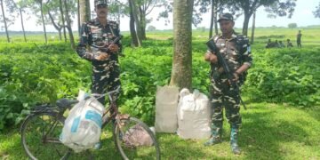 कुर्साकांटा – एसएसबी ने नेपाल से लाई जा रही 114.9 लीटर शराब जब्त की, तस्कर फरार।