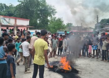 बिजली के लिए सड़क पर उतरे लोग, भवानीपुर-अकबरपुर मुख्य सड़क पर टायर जलाकर किया घंटो सड़क जाम