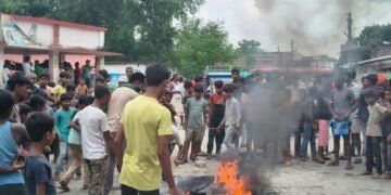 बिजली के लिए सड़क पर उतरे लोग, भवानीपुर-अकबरपुर मुख्य सड़क पर टायर जलाकर किया घंटो सड़क जाम