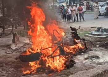 नालंदा – मरम्मत के दौरान मोटरसाइकिल में लगी आग, देखते-देखते धू-धू कर जल गई अपाची