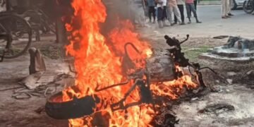 नालंदा – मरम्मत के दौरान मोटरसाइकिल में लगी आग, देखते-देखते धू-धू कर जल गई अपाची